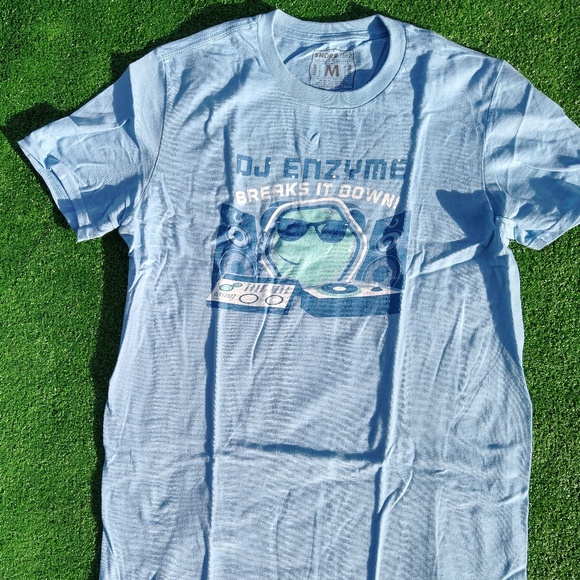 DJ Enzyme Breaks It Down Funny Humorous Science Chemistry Medium Blue Shirt New - Picture 2 of 3